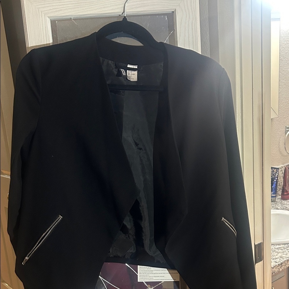 Divided Elegant Black Blazer with Zipper Accents